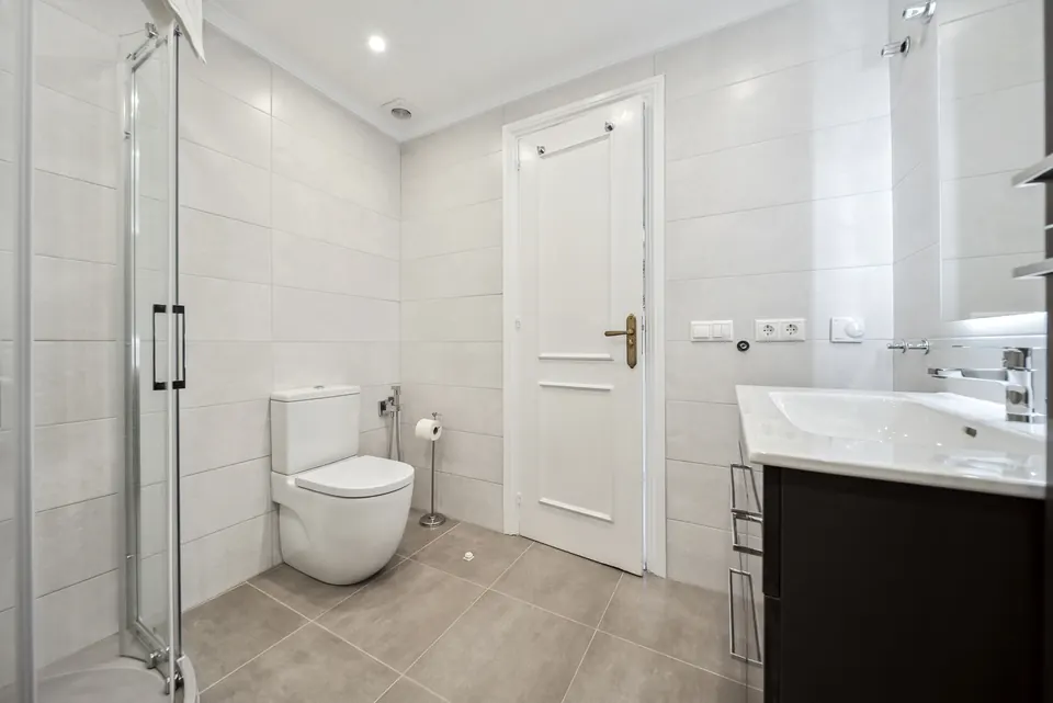 Bathroom, Suncoaster · 2024 · shoot 4