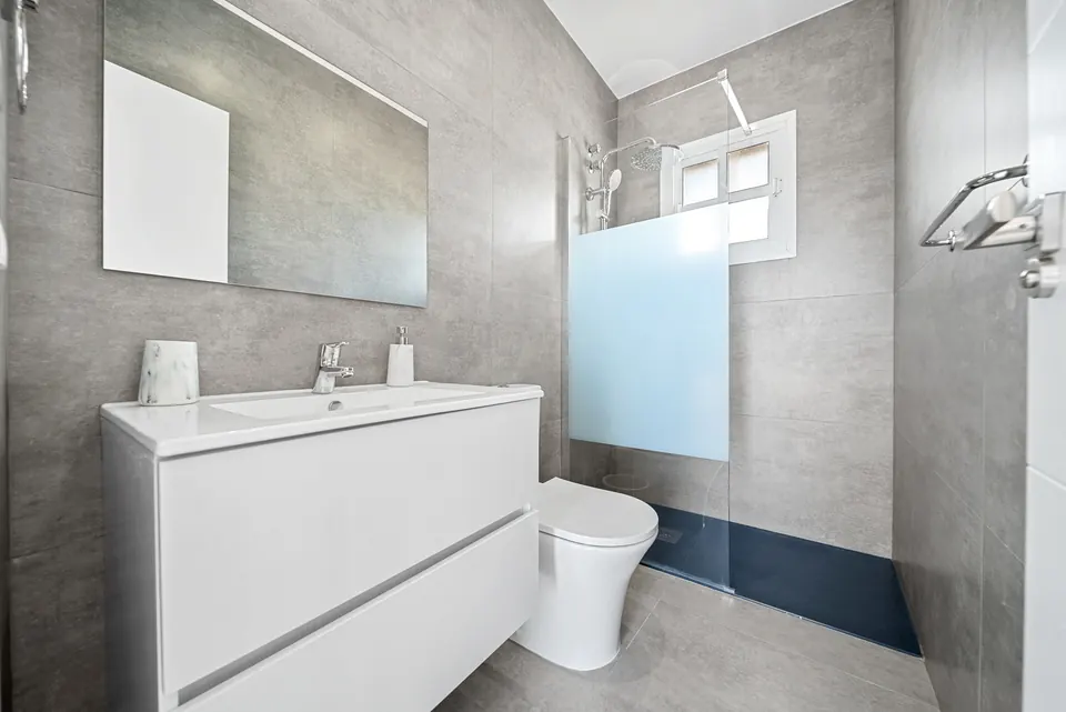Bathroom, Suncoaster · 2024 · shoot 5