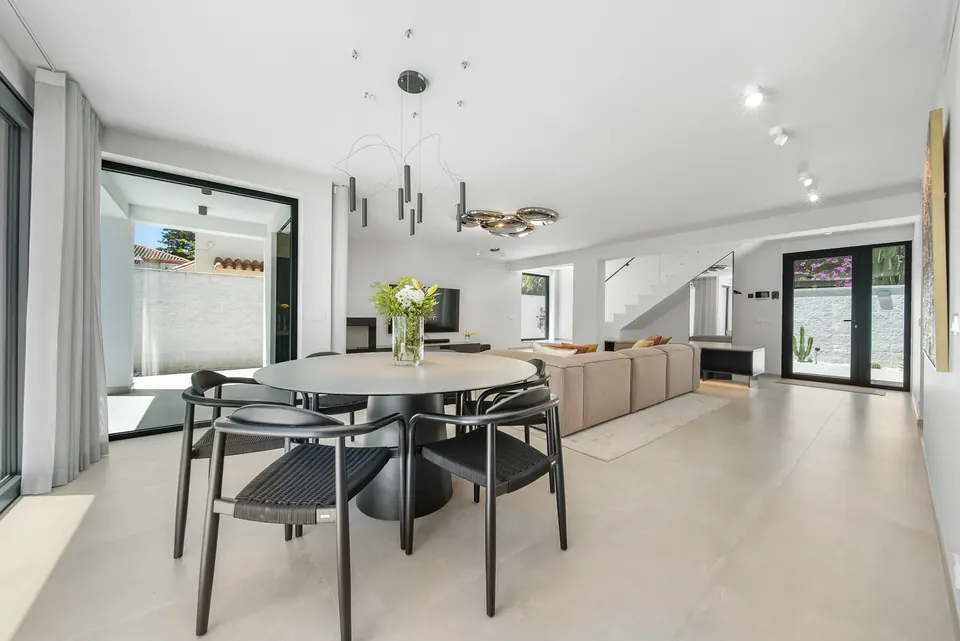 Open plan living and dining, Private owner · 2024