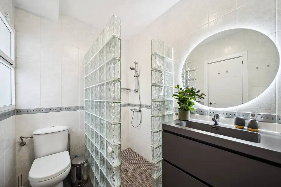 Bathroom, Suncoaster · 2024 · shoot 7