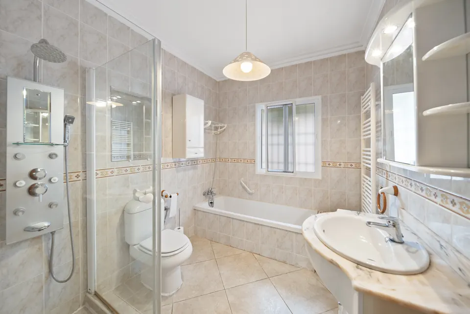 Bathroom, WL Costa Properties · 2024 · shoot 22