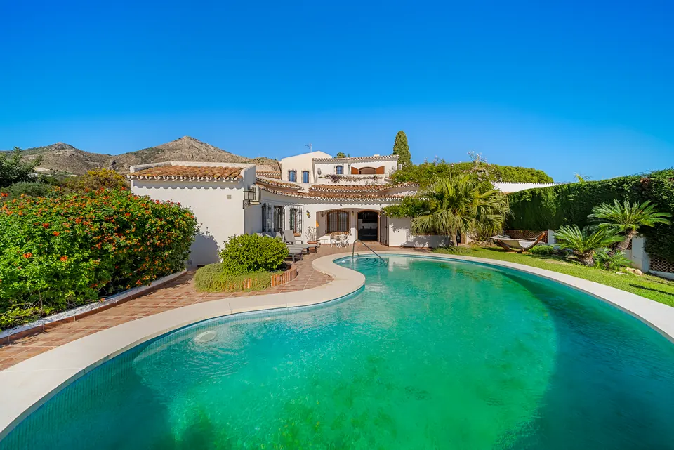 Pool, WL Costa Properties · 2024 · shoot 25