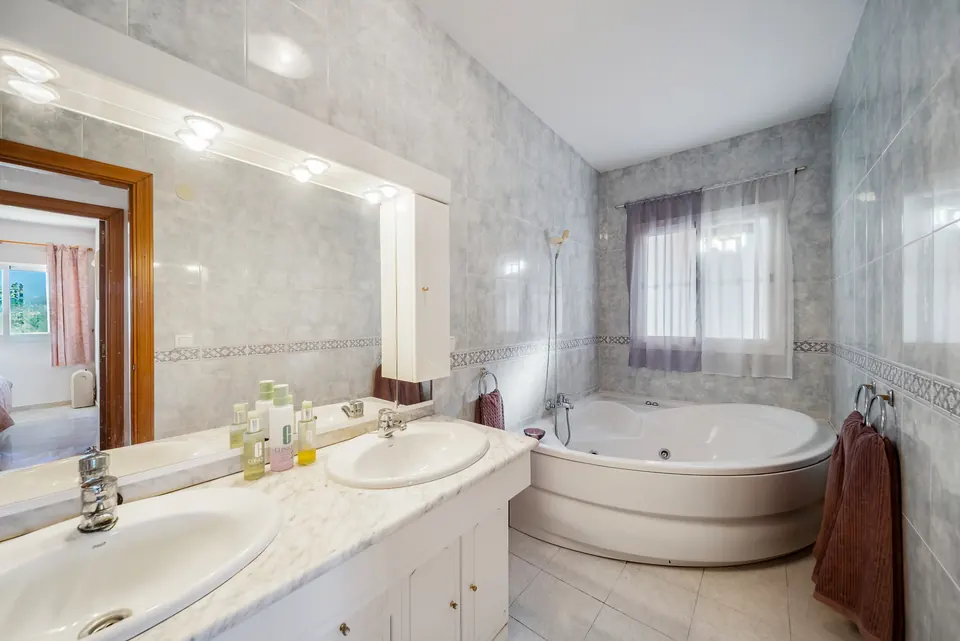 Bathroom, WL Costa Properties · 2024 · shoot 27