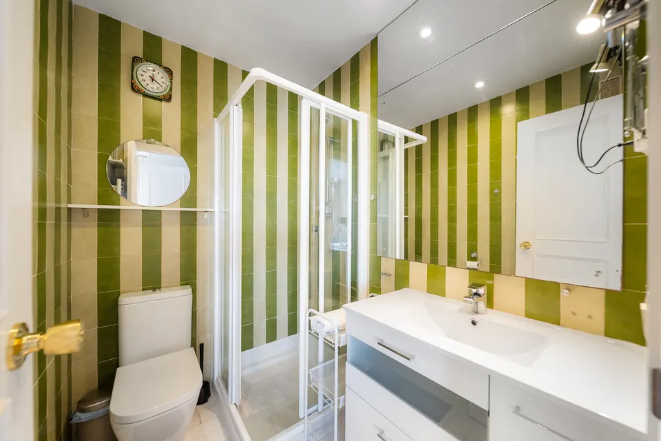 Bathroom, Suncoaster · 2024 · shoot 8