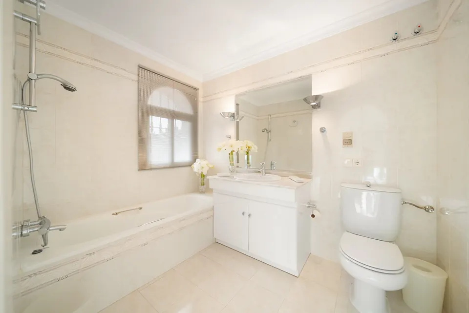 Bathroom, Suncoaster · 2025 · shoot 1