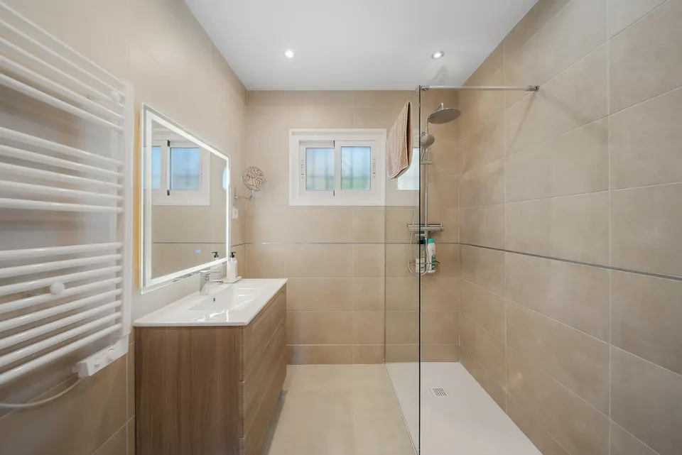 Bathroom, WL Costa Properties · 2025 · shoot 9