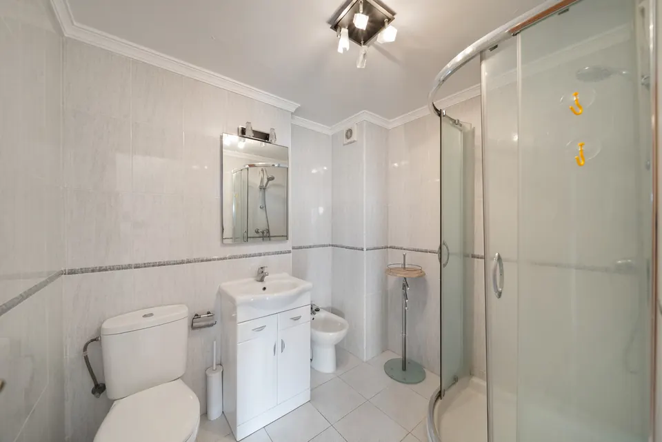 Bathroom, WL Costa Properties · 2025 · shoot 20