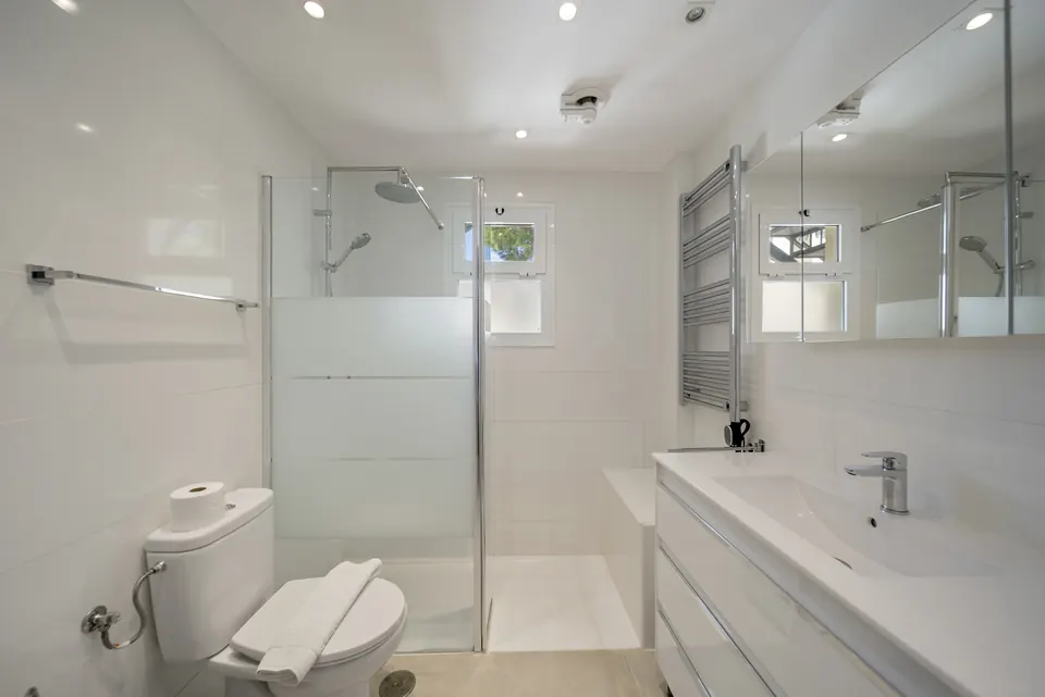 Bathroom, Suncoaster · 2025 · shoot 6