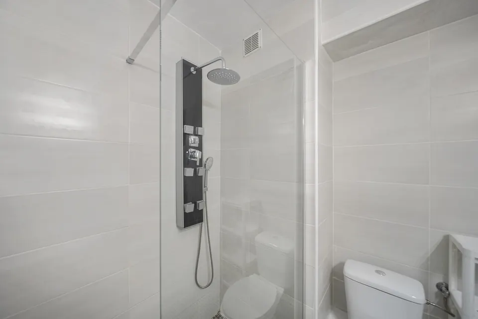 Bathroom, WL Costa Properties · 2025 · shoot 24