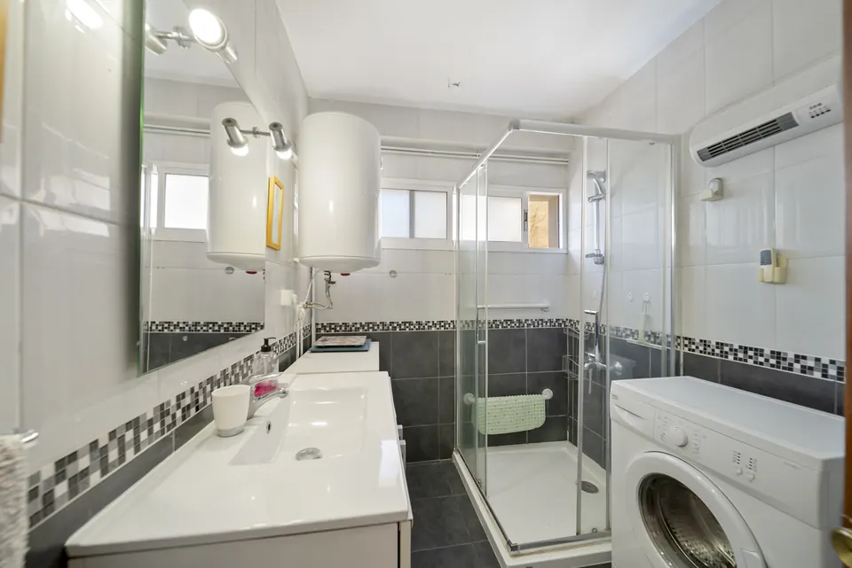 Bathroom, WL Costa Properties · 2025 · shoot 26