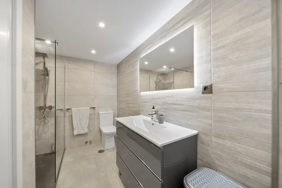 Bathroom, WL Costa Properties · 2025 · shoot 28