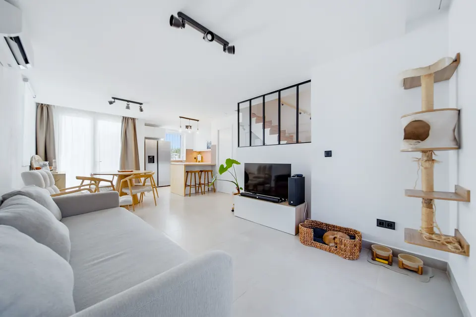 Open plan living and dining, Private owner · 2026