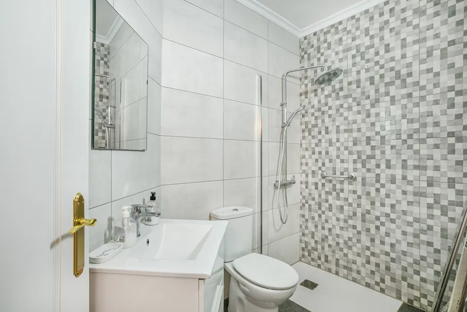 Bathroom, Suncoaster · 2023 · shoot 2
