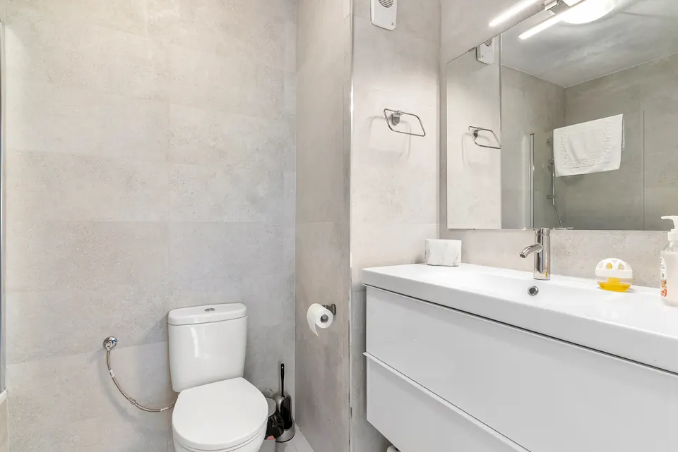 Bathroom, Suncoaster · 2023 · shoot 7