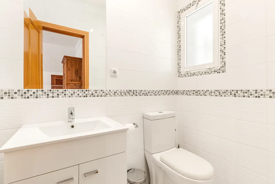 Bathroom, Suncoaster · 2023 · shoot 10