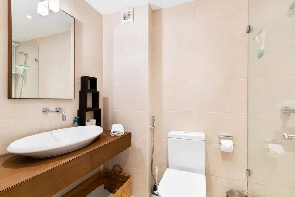 Bathroom, Suncoaster · 2023 · shoot 12