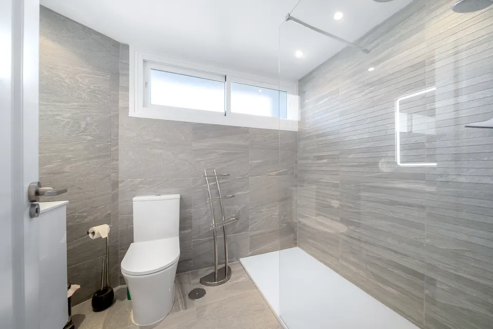 Bathroom, Suncoaster · 2023 · shoot 14