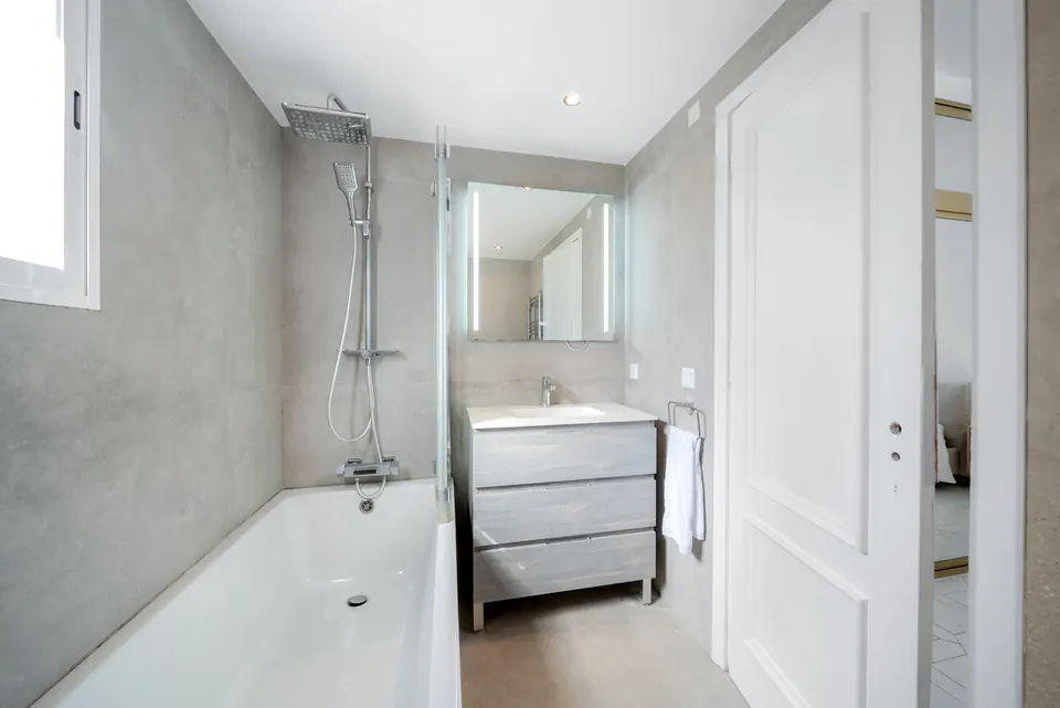 Bathroom, Suncoaster · 2023 · shoot 15
